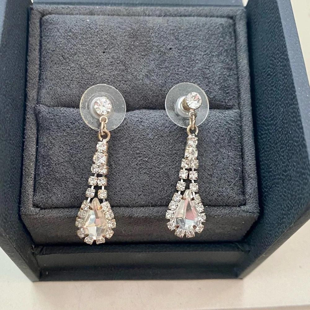 Beautiful Rhinestone Drop Earrings - In perfect condition! 💎 🤍